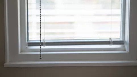 Rolety po której stronie łańcuszek